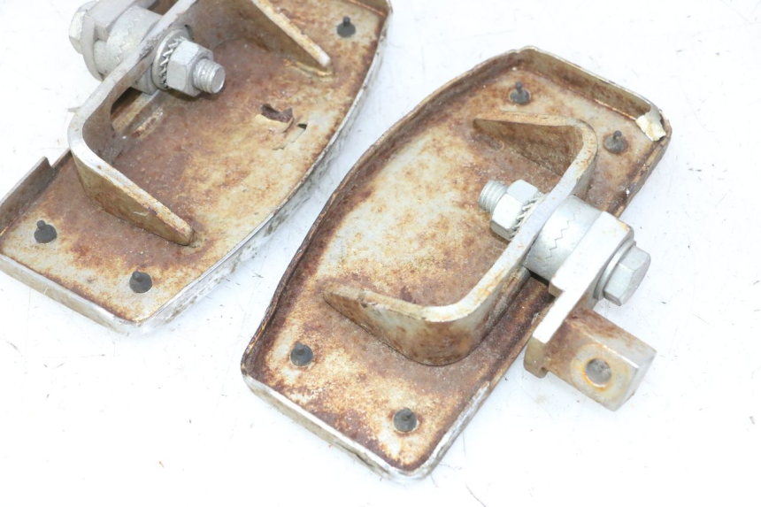 photo de PAR REPOSAPIES DELANTERA HYOSUNG GV AQUILA 125 (2000 - 2009) - Primer plano técnico