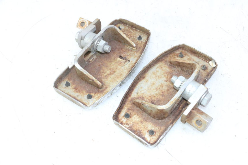 photo de PAR REPOSAPIES DELANTERA HYOSUNG GV AQUILA 125 (2000 - 2009) - Detalles de los puntos de fijación