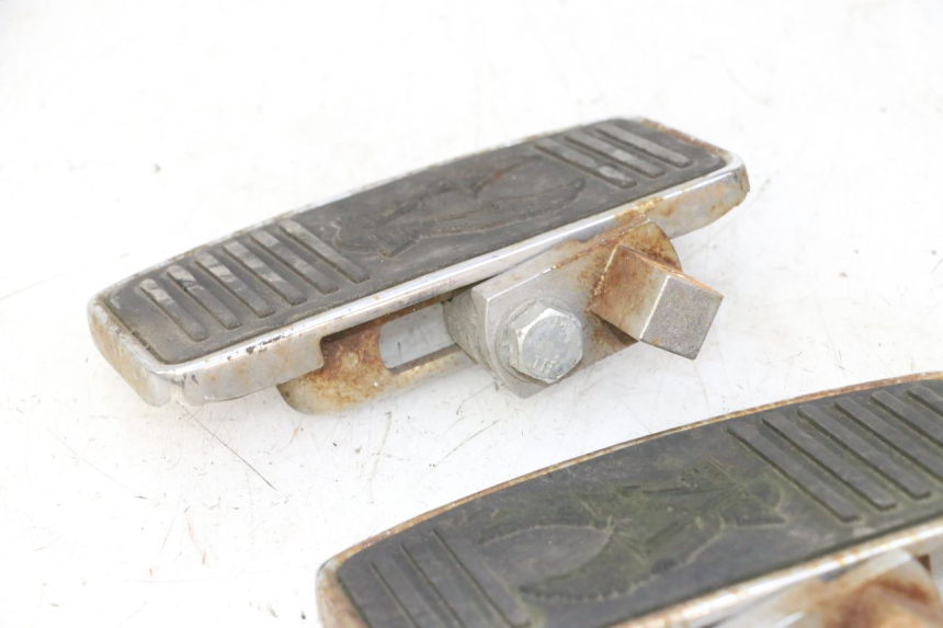 photo de PAR REPOSAPIES DELANTERA HYOSUNG GV AQUILA 125 (2000 - 2009) - Recambio usado revisado