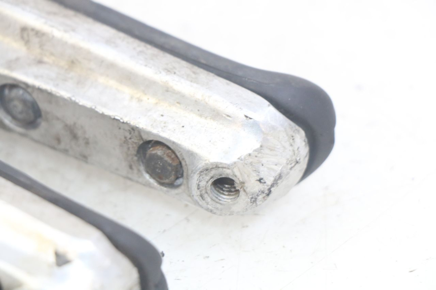 photo de PAR DE REPOSAPIÉS DELANTEROS HONDA CBR F SC25 1000 (1989 - 1992) - Primer plano técnico