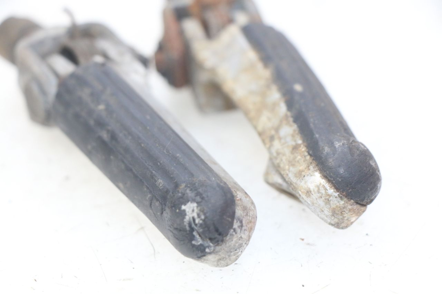 photo de PAR DE REPOSAPIÉS DELANTEROS HONDA CBR RR FIREBLADE 900 (1992 - 1994) - Detalle de la pieza