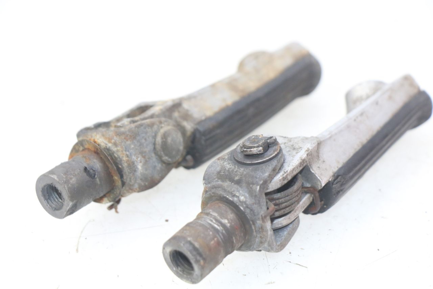 photo de PAR DE REPOSAPIÉS DELANTEROS HONDA CBR RR FIREBLADE 900 (1992 - 1994) - Otra perspectiva