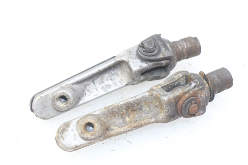 photo de PAR DE REPOSAPIÉS DELANTEROS HONDA CBR RR FIREBLADE 900 (1992 - 1994) - Primer plano técnico