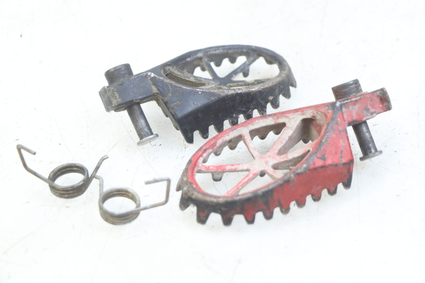 photo de PAR DE REPOSAPIÉS DELANTEROS APOLLO DIRT BIKE 125 (2010 - 2018) - Detalle de la pieza