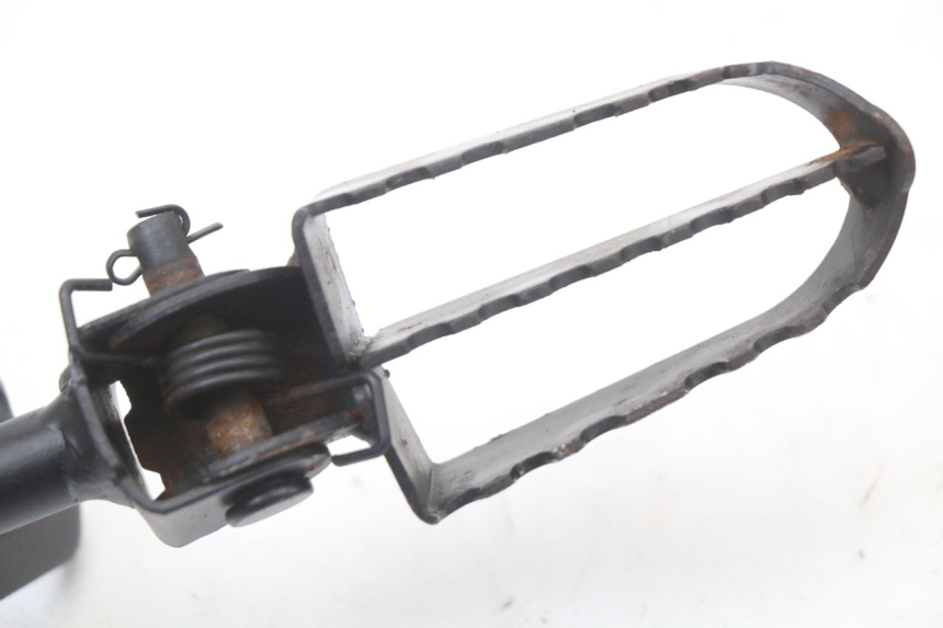 photo de PAR DE REPOSAPIÉS DELANTEROS CCR DIRT BIKE 125 - Primer plano técnico