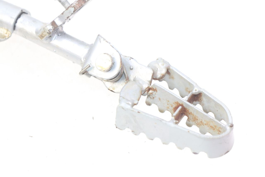 photo de PAR DE REPOSAPIÉS DELANTEROS CCR DIRT BIKE 110 - Detalles de los puntos de fijación