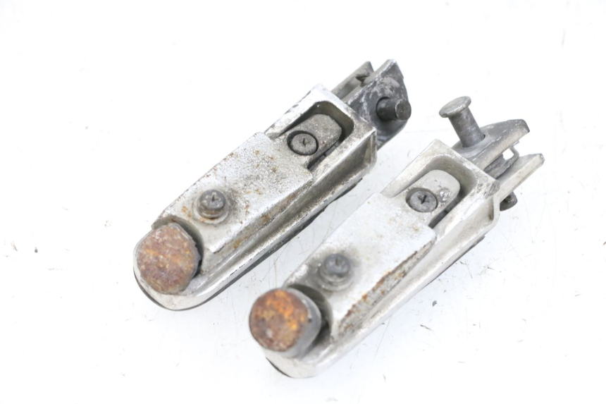 photo de PAR DE REPOSAPIÉS DELANTEROS YAMAHA FJR ABS 1300 (2006 - 2012) - Primer plano técnico