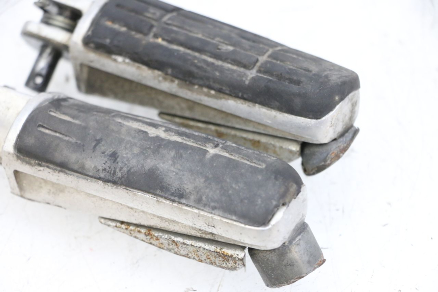 photo de PAR DE REPOSAPIÉS DELANTEROS YAMAHA FJR ABS 1300 (2006 - 2012) - Detalles de los puntos de fijación