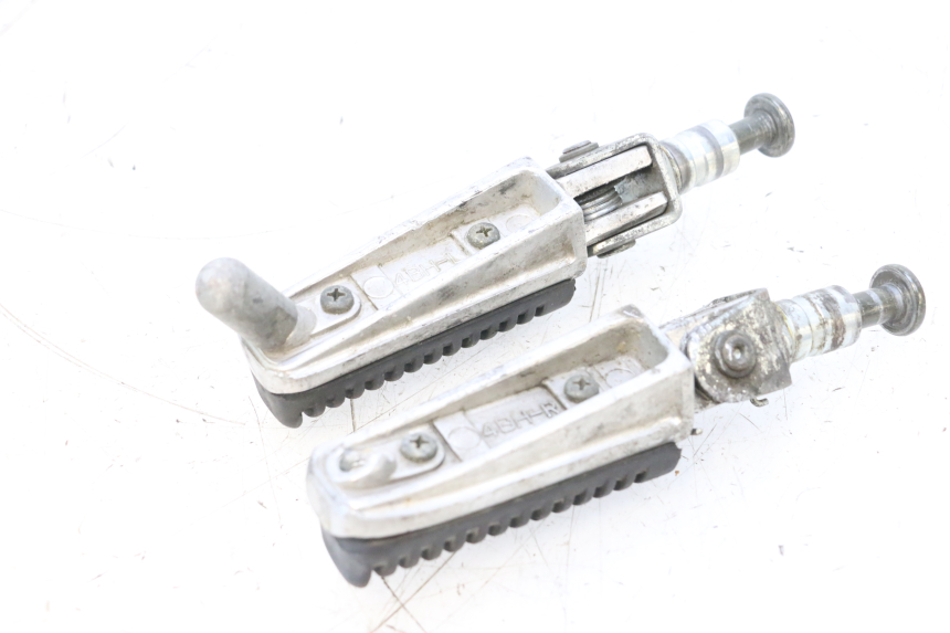 photo de PAR DE REPOSAPIÉS DELANTEROS YAMAHA FZS FAZER 600 (1998 - 2001) - Zoom estado de uso