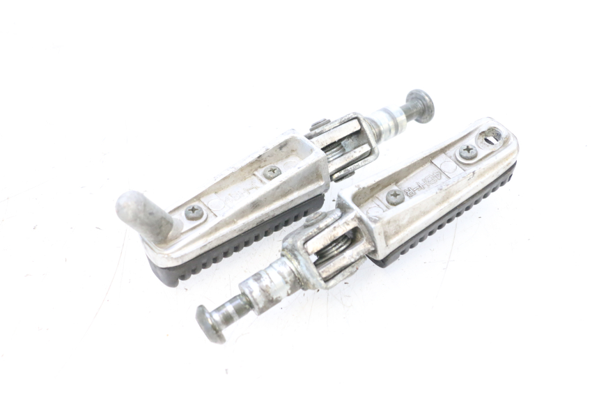 photo de PAR DE REPOSAPIÉS DELANTEROS YAMAHA FZS FAZER 600 (1998 - 2001) - Primer plano técnico