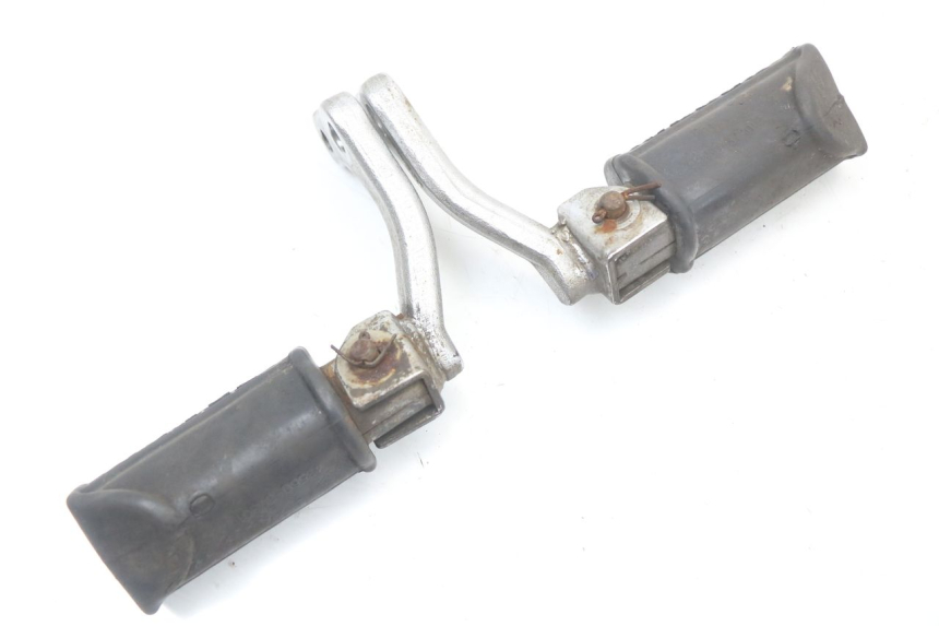 photo de PAR REPOSAPIES DELANTERA SUZUKI GN 125 (1997 - 2000) - Primer plano técnico