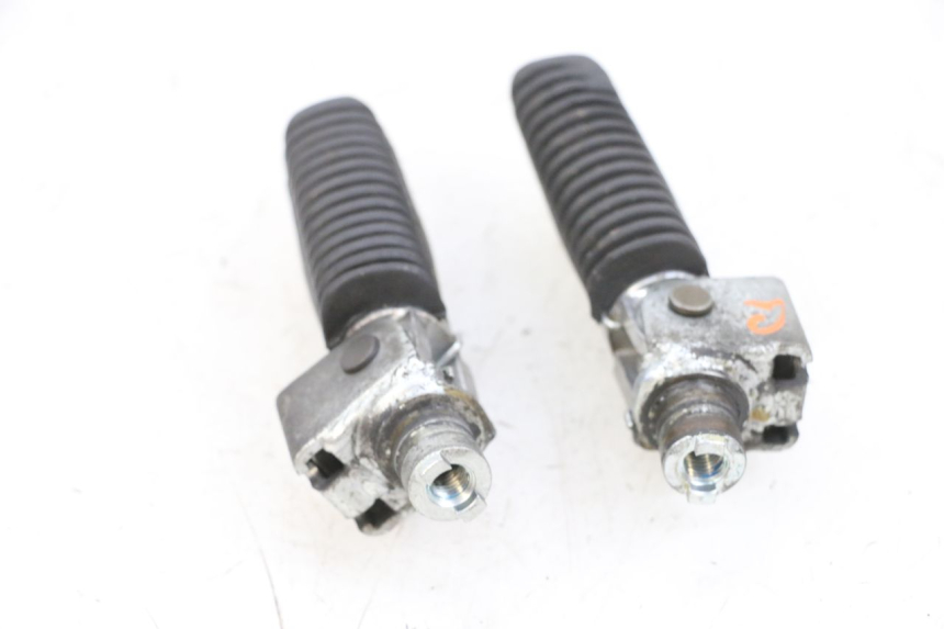 photo de PAR REPOSAPIES DELANTERA SUZUKI GSF N BANDIT 600 (1996 - 1999) - Primer plano técnico