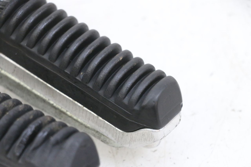 photo de PAR REPOSAPIES DELANTERA SUZUKI GSF N BANDIT 600 (1996 - 1999) - Detalles de los puntos de fijación