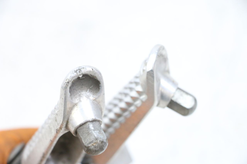 photo de PAR REPOSAPIES DELANTERA SUZUKI GSXR GSX-R 1000 (2003 - 2004) - Detalle de la pieza