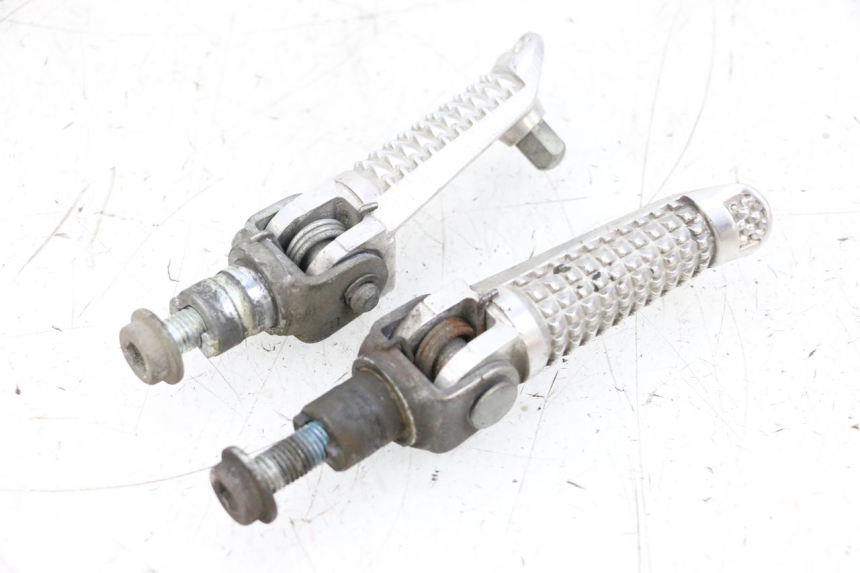 photo de PAR REPOSAPIES DELANTERA SUZUKI GSXR GSX-R 1000 (2003 - 2004) - Primer plano técnico