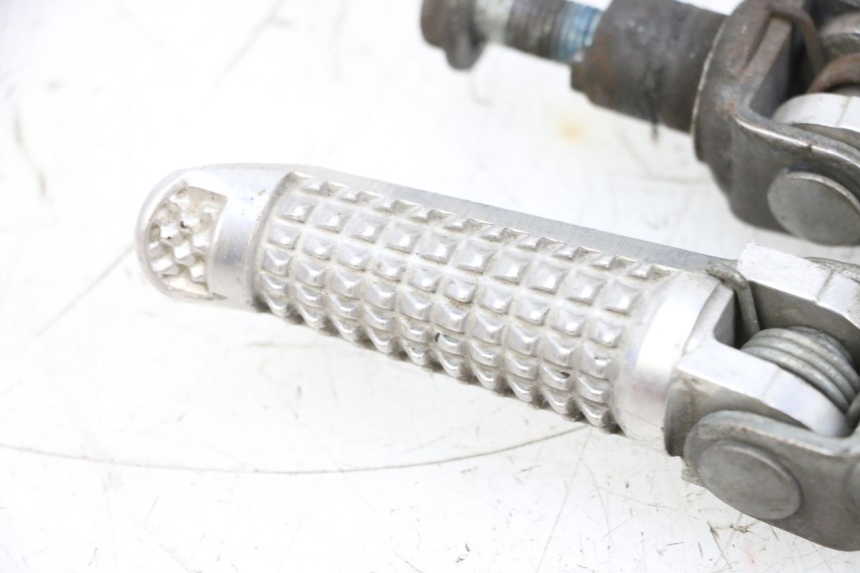 photo de PAR REPOSAPIES DELANTERA SUZUKI GSXR GSX-R 1000 (2003 - 2004) - Detalles de los puntos de fijación