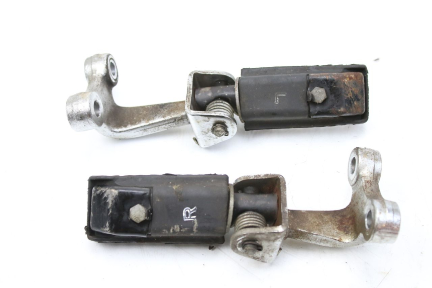 photo de PAR DE REPOSAPIÉS DELANTEROS SYM HUSKY 125 (1999 - 2005) - Otra perspectiva