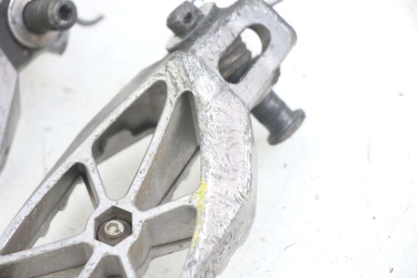 photo de PAR DE REPOSAPIÉS DELANTEROS KAWASAKI KXF KX-F 250 (2012 - 2014) - Detalles de los puntos de fijación