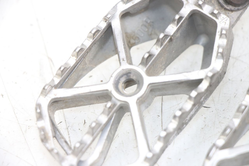 photo de PAR DE REPOSAPIÉS DELANTEROS KAWASAKI KXF KX-F 250 (2012 - 2014) - Marcados y referencias originales