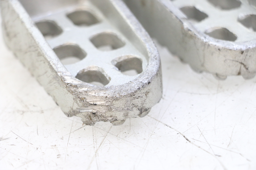 photo de PAR DE REPOSAPIÉS DELANTEROS LONCIN DIRT BIKE 125 - Otra perspectiva