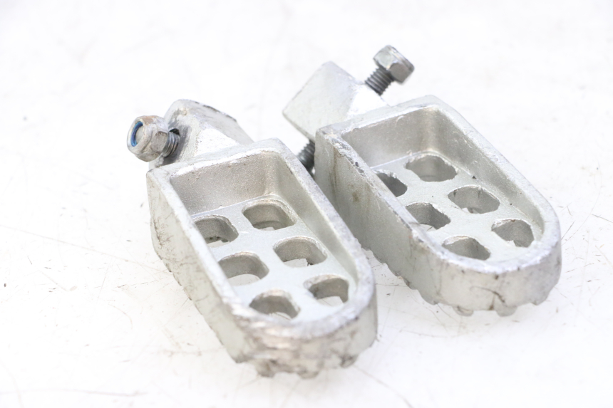 photo de PAR DE REPOSAPIÉS DELANTEROS LONCIN DIRT BIKE 125 - Primer plano técnico