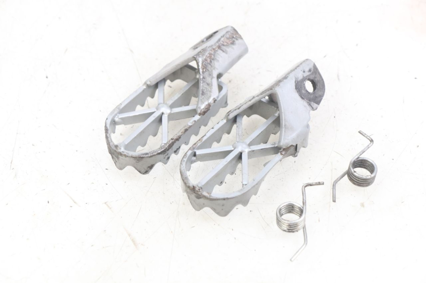 photo de PAR DE REPOSAPIÉS DELANTEROS YCF R-START 125 - Zoom estado de uso