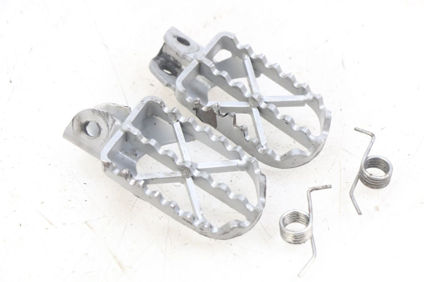 photo de PAR DE REPOSAPIÉS DELANTEROS YCF R-START 125 - Otra perspectiva