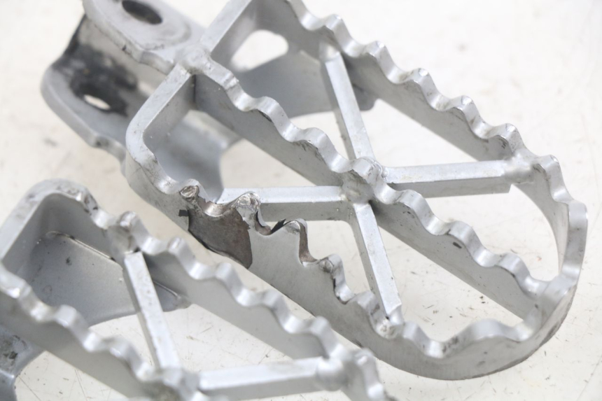 photo de PAR DE REPOSAPIÉS DELANTEROS YCF R-START 125 - Primer plano técnico