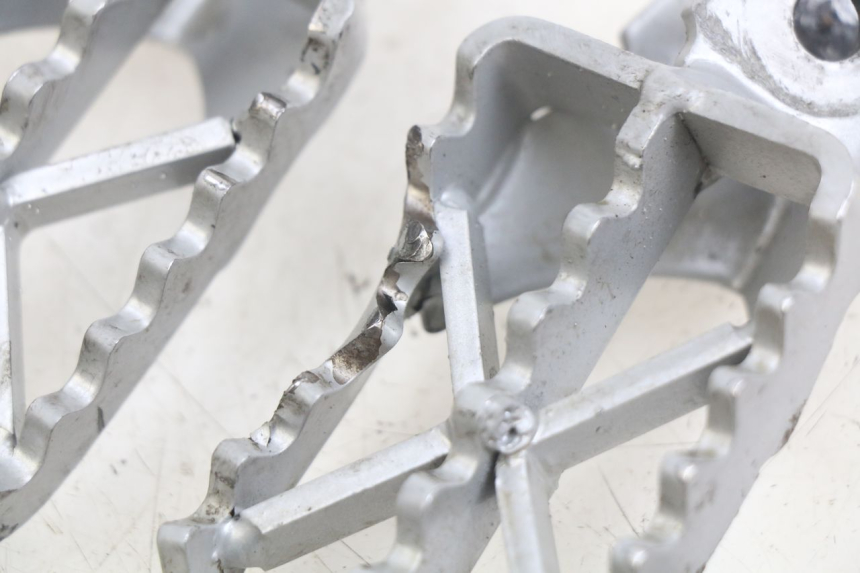 photo de PAR DE REPOSAPIÉS DELANTEROS YCF R-START 125 - Vista general del producto