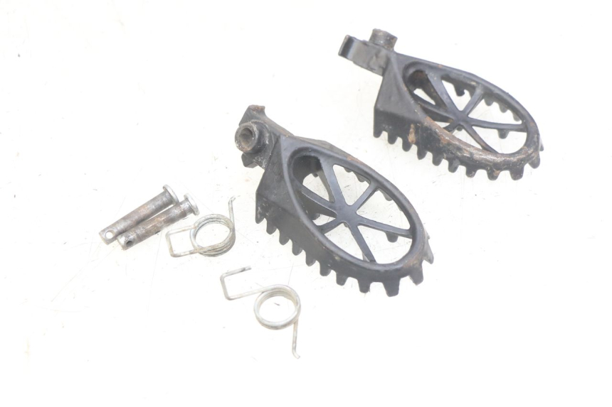 photo de PAR DE REPOSAPIÉS DELANTEROS APOLLO RFZ 150 - Detalle de la pieza