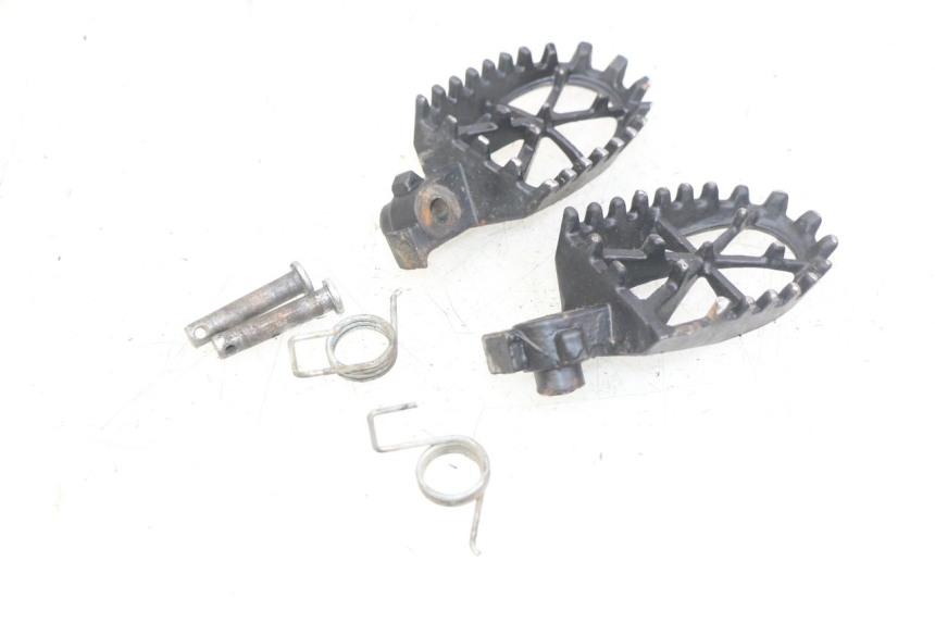 photo de PAR DE REPOSAPIÉS DELANTEROS APOLLO RFZ 150 - Otra perspectiva