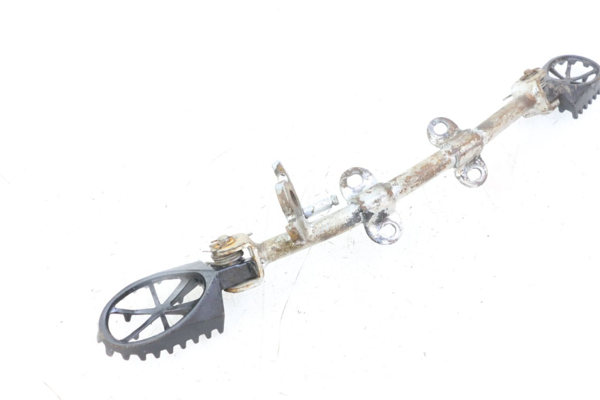 photo de PAR DE REPOSAPIÉS DELANTEROS APOLLO RFZ 125 - Detalle de la pieza