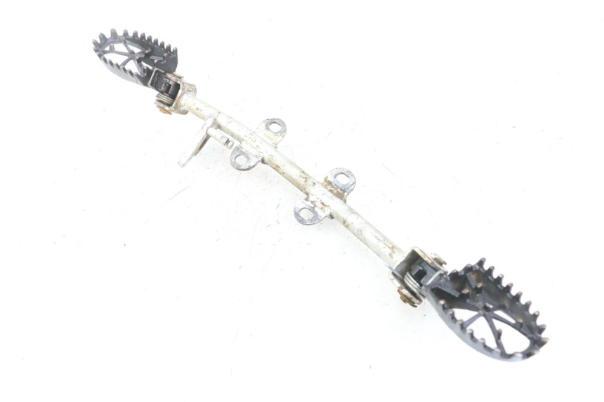 photo de PAR DE REPOSAPIÉS DELANTEROS APOLLO RFZ 125 - Primer plano técnico