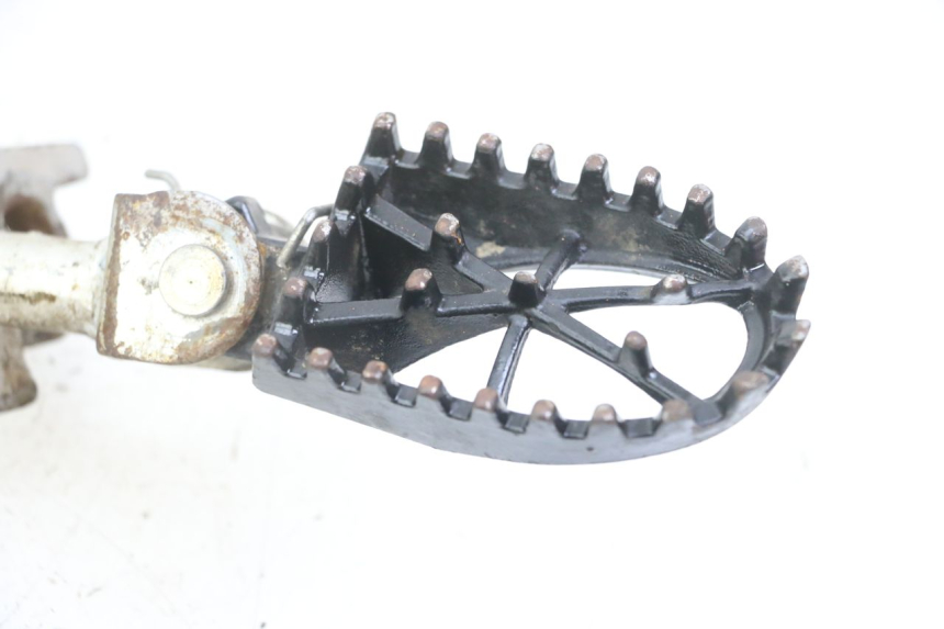 photo de PAR DE REPOSAPIÉS DELANTEROS APOLLO RFZ 125 - Estado de la superficie y material