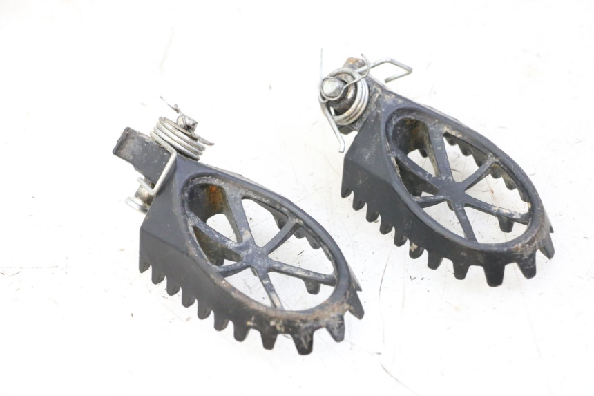 photo de PAR DE REPOSAPIÉS DELANTEROS APOLLO RFZ 125 - Zoom estado de uso