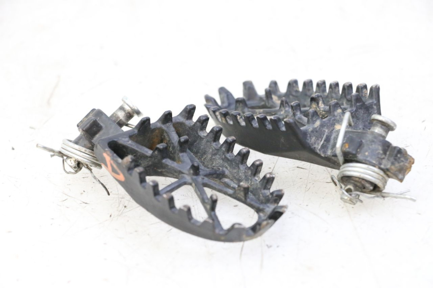 photo de PAR DE REPOSAPIÉS DELANTEROS APOLLO RFZ 125 - Primer plano técnico