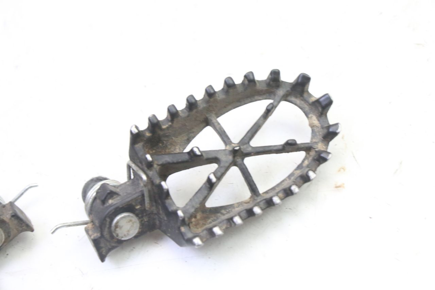 photo de PAR DE REPOSAPIÉS DELANTEROS APOLLO RFZ 150 - Zoom estado de uso