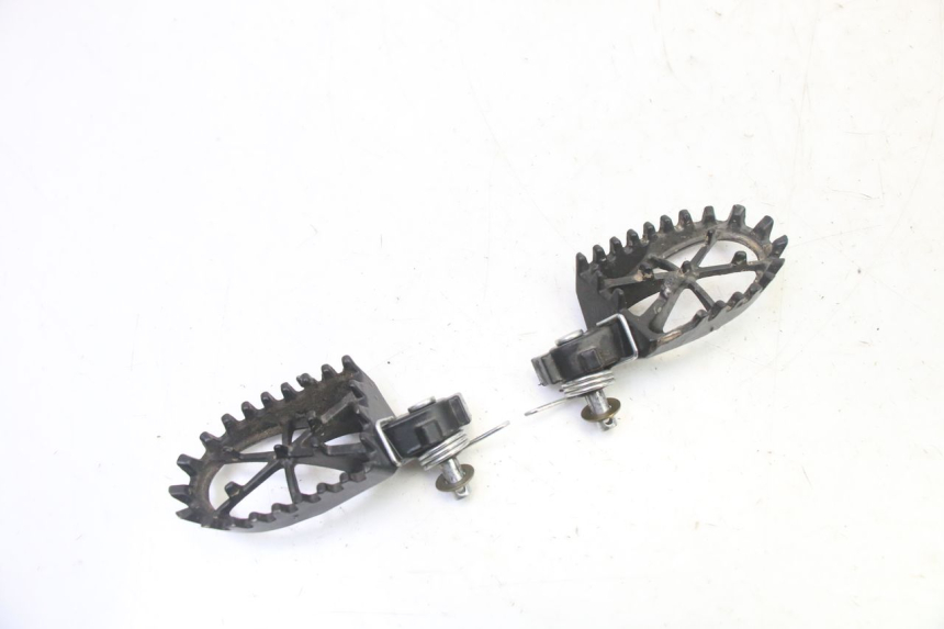 photo de PAR DE REPOSAPIÉS DELANTEROS APOLLO RFZ 125 - Otra perspectiva