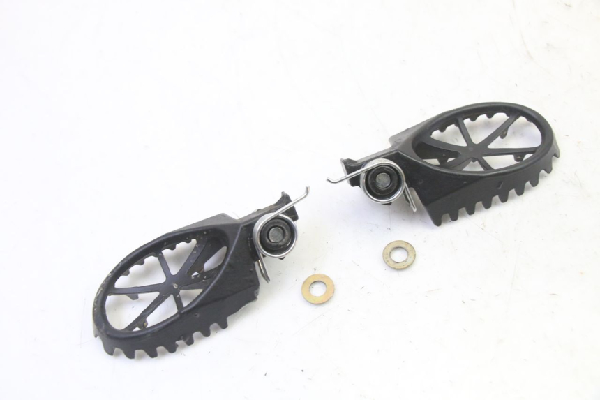 photo de PAR DE REPOSAPIÉS DELANTEROS APOLLO RFZ 125 - Primer plano técnico