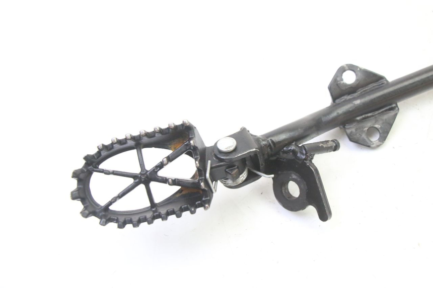 photo de PAR DE REPOSAPIÉS DELANTEROS APOLLO RFZ 125 - Detalle de la pieza