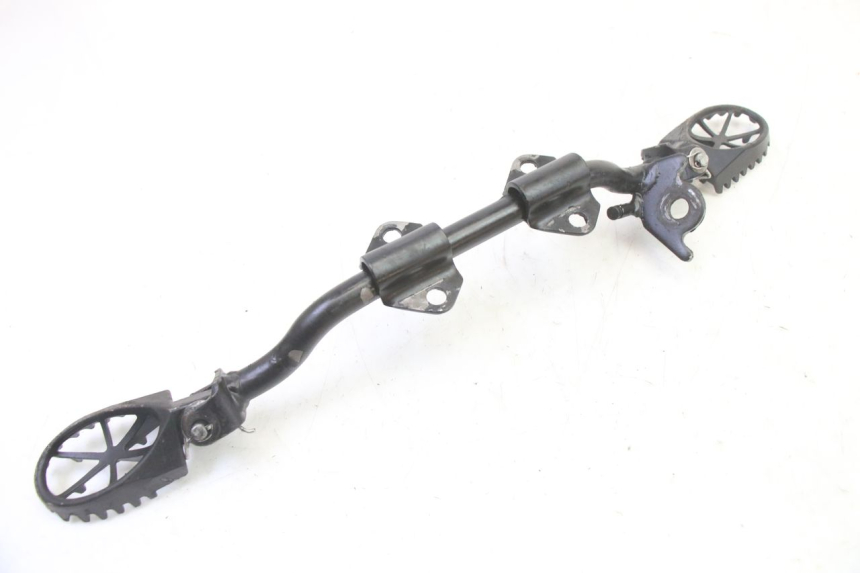 photo de PAR DE REPOSAPIÉS DELANTEROS APOLLO RFZ 125 - Primer plano técnico