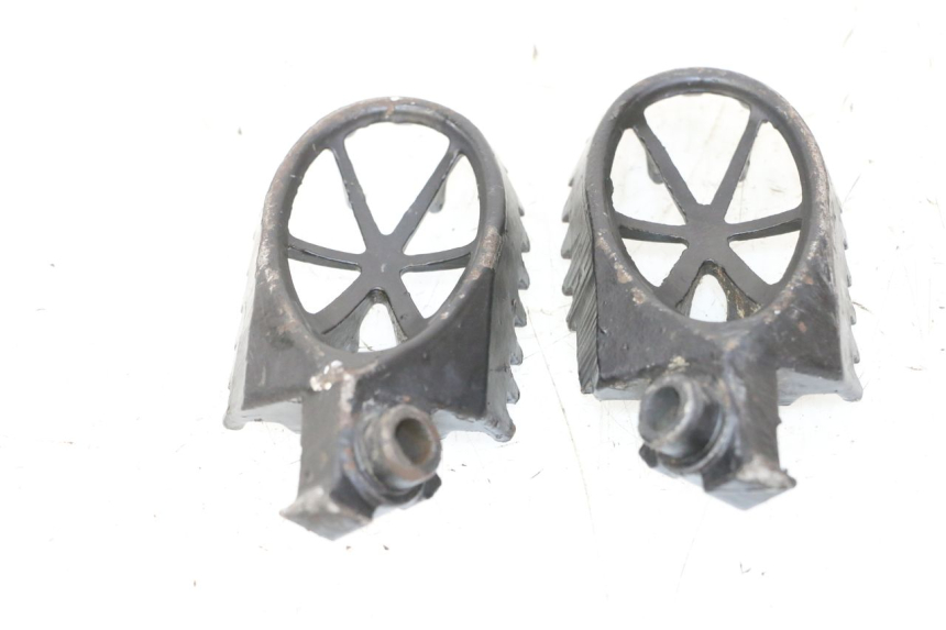 photo de PAR DE REPOSAPIÉS DELANTEROS APOLLO RFZ 125 - Detalle de la pieza