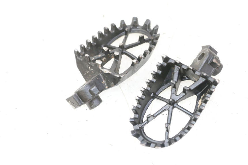 photo de PAR DE REPOSAPIÉS DELANTEROS APOLLO RFZ 125 - Otra perspectiva