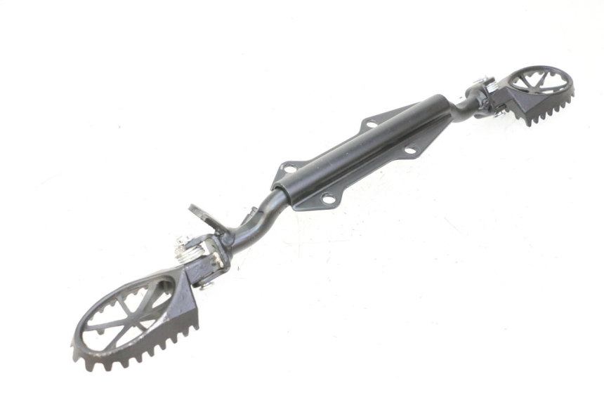 photo de PAR DE REPOSAPIÉS DELANTEROS APOLLO RFZ 125 - Detalle de la pieza