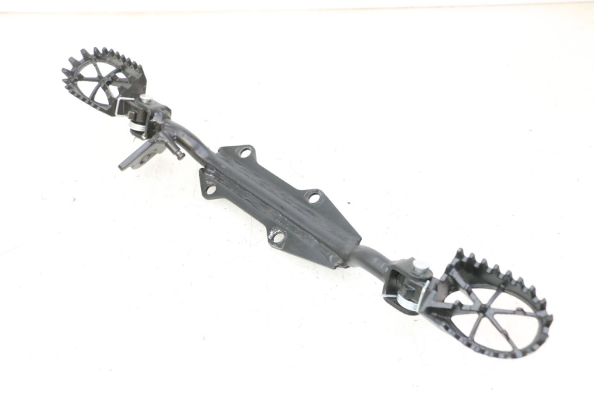 photo de PAR DE REPOSAPIÉS DELANTEROS APOLLO RFZ 125 - Primer plano técnico