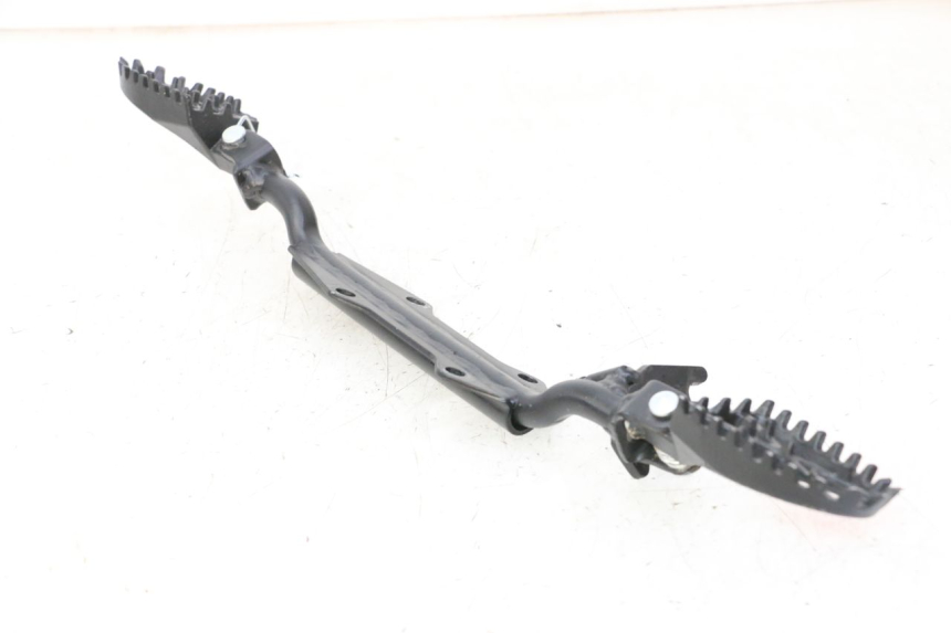 photo de PAR DE REPOSAPIÉS DELANTEROS APOLLO RFZ 125 - Vista general del producto