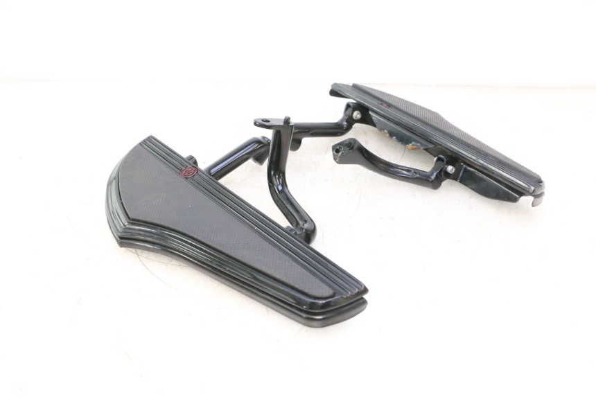 photo de PAR REPOSAPIES DELANTERA HARLEY DAVIDSON ROAD GLIDE FLTRXSE 1920 (2018 - 2022) - Primer plano de alta resolución