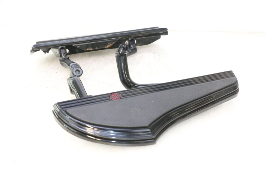photo de PAR REPOSAPIES DELANTERA HARLEY DAVIDSON ROAD GLIDE FLTRXSE 1920 (2018 - 2022) - Ángulo de visión alternativo
