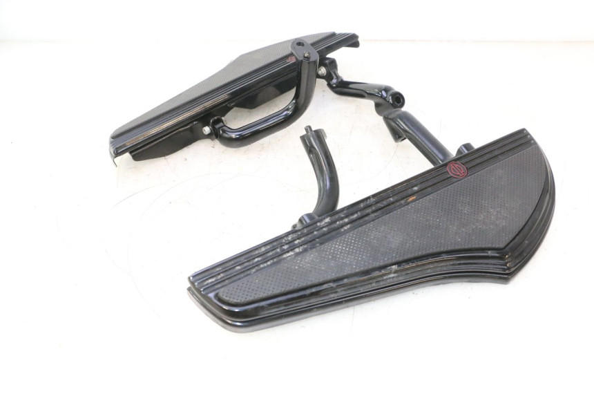 photo de PAR REPOSAPIES DELANTERA HARLEY DAVIDSON ROAD GLIDE FLTRXSE 1920 (2018 - 2022) - Estado de la superficie y material