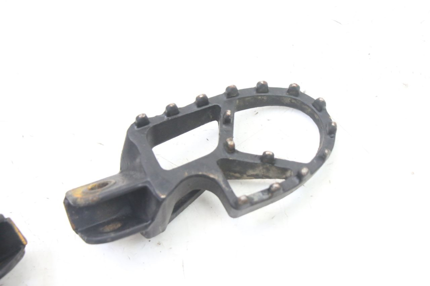 photo de PAR DE REPOSAPIÉS DELANTEROS APOLLO RXF 125 - Primer plano técnico